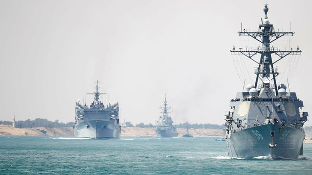 [ẢNH] Hạm đội Mỹ vội vã rời eo biển Hormuz trước nguy cơ Iran dội 