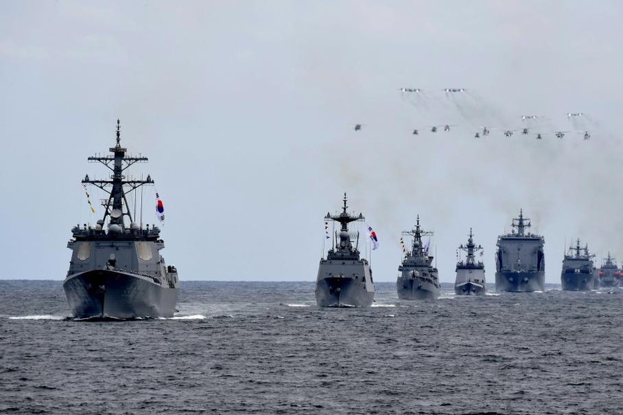 [ẢNH] Hạm đội Mỹ vội vã rời eo biển Hormuz trước nguy cơ Iran dội 
