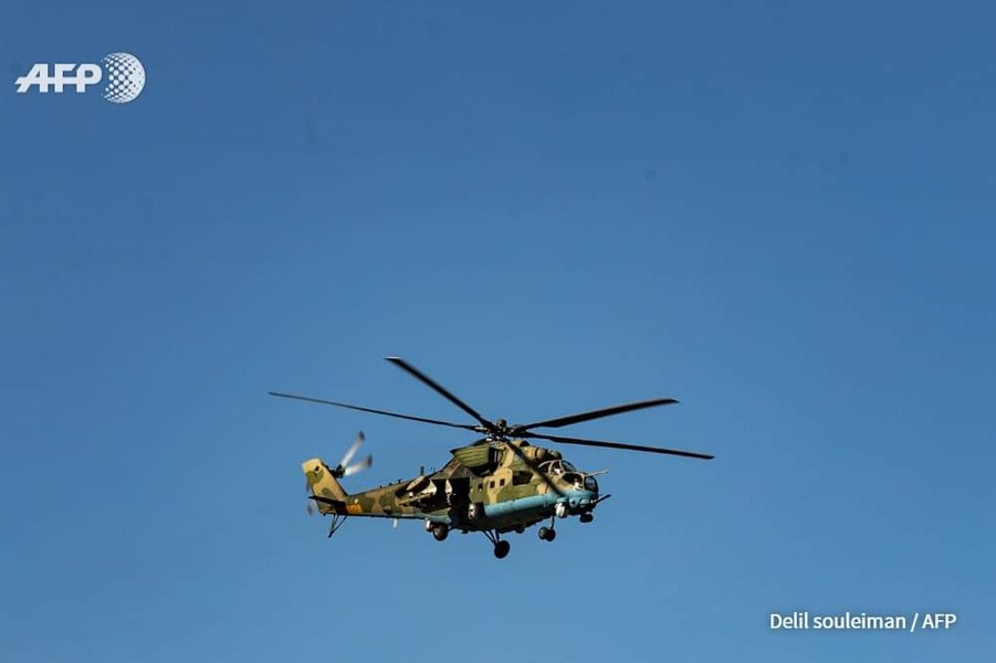 [ẢNH] Lính Mỹ vội vã rời bỏ trạm kiểm soát vì bị trực thăng vũ trang Nga uy hiếp?