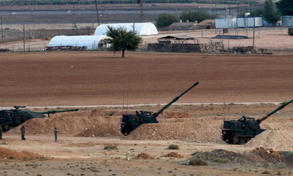[ẢNH] Thổ Nhĩ Kỳ nã trọng pháo vào thẳng doanh trại lính Nga tại Syria