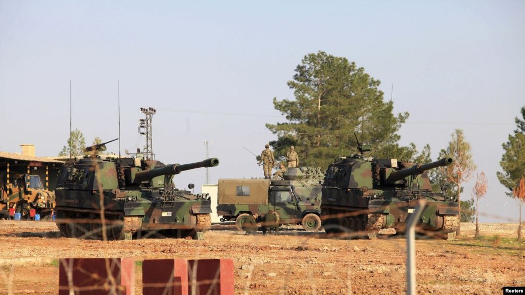 [ẢNH] Thổ Nhĩ Kỳ nã trọng pháo vào thẳng doanh trại lính Nga tại Syria