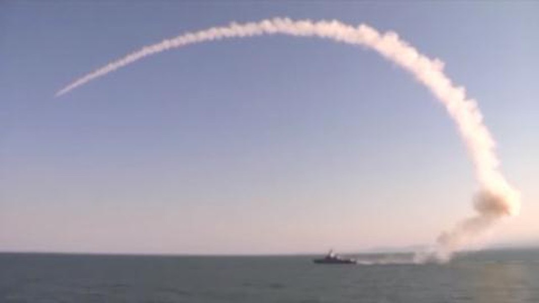 [ẢNH] Chiến hạm Nga dội mưa tên lửa hành trình Kalibr vào thành phố Aleppo