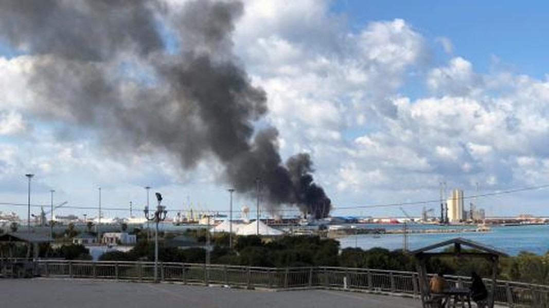 [ẢNH] Sự thật tàu chở vũ khí Thổ Nhĩ Kỳ bị bắn cháy ngay khi cập cảng Tripoli