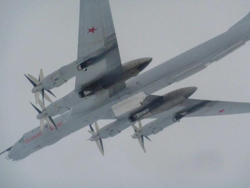 [ẢNH] Biên đội máy bay chiến đấu Nga rút lui sau khi bị F-35 áp sát
