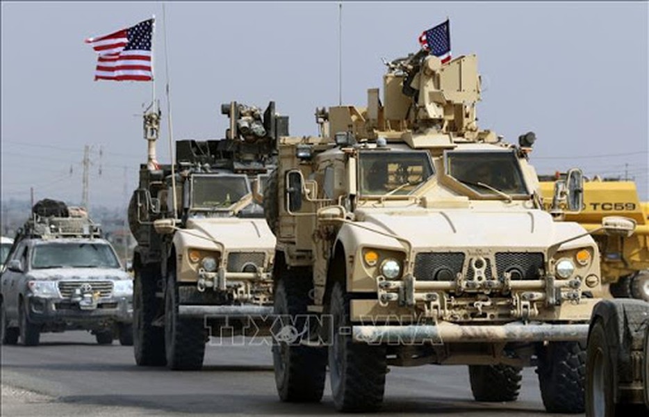[ẢNH] Thiết giáp Mỹ chặn đường, buộc quân cảnh Nga rời khu vực quan trọng tại Syria