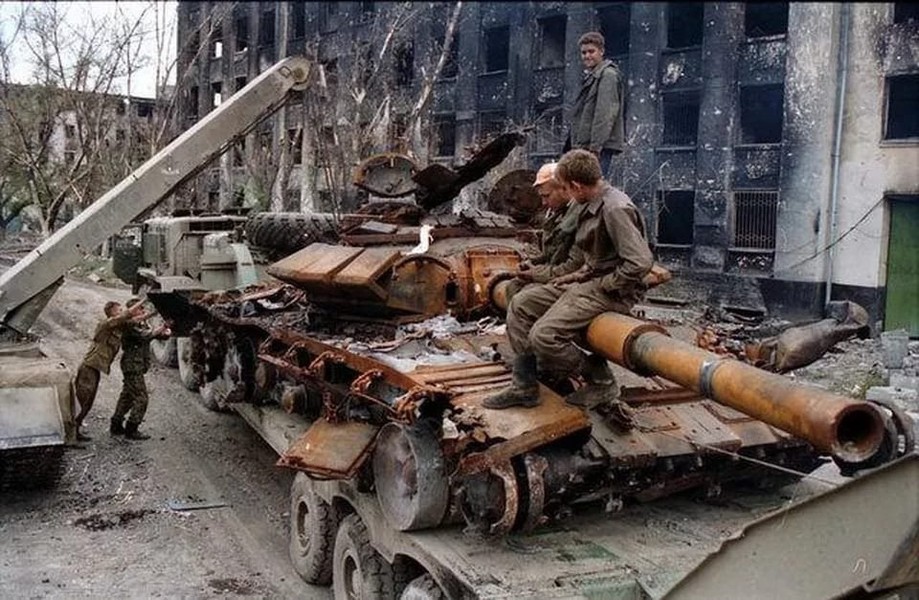 [ẢNH] Chuyên gia Nga lý giải tại sao xe tăng T-80 bị thiệt hại nặng trong cuộc chiến Chechnya