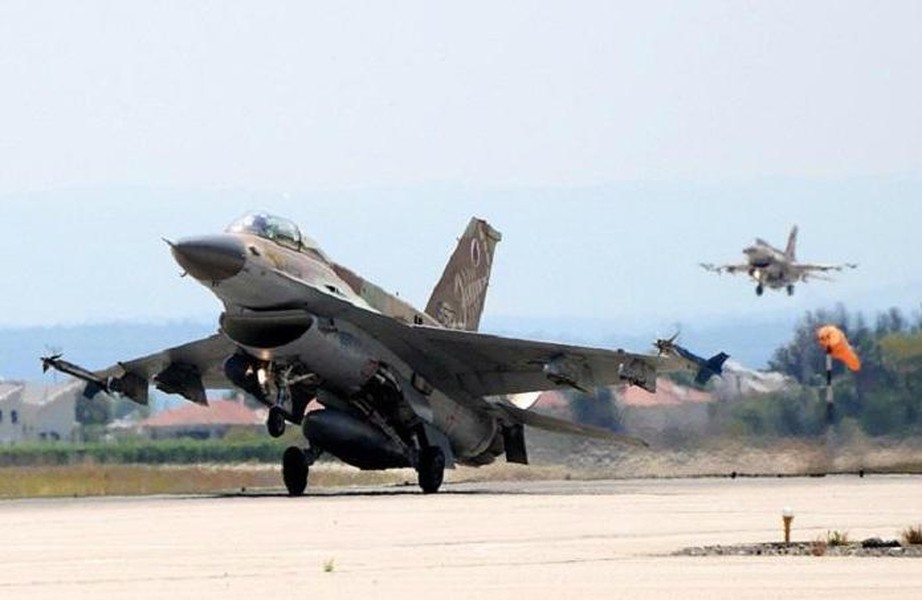 [ẢNH] Israel tấn công dữ dội Damascus sau khi phòng không Syria tuyên bố 
