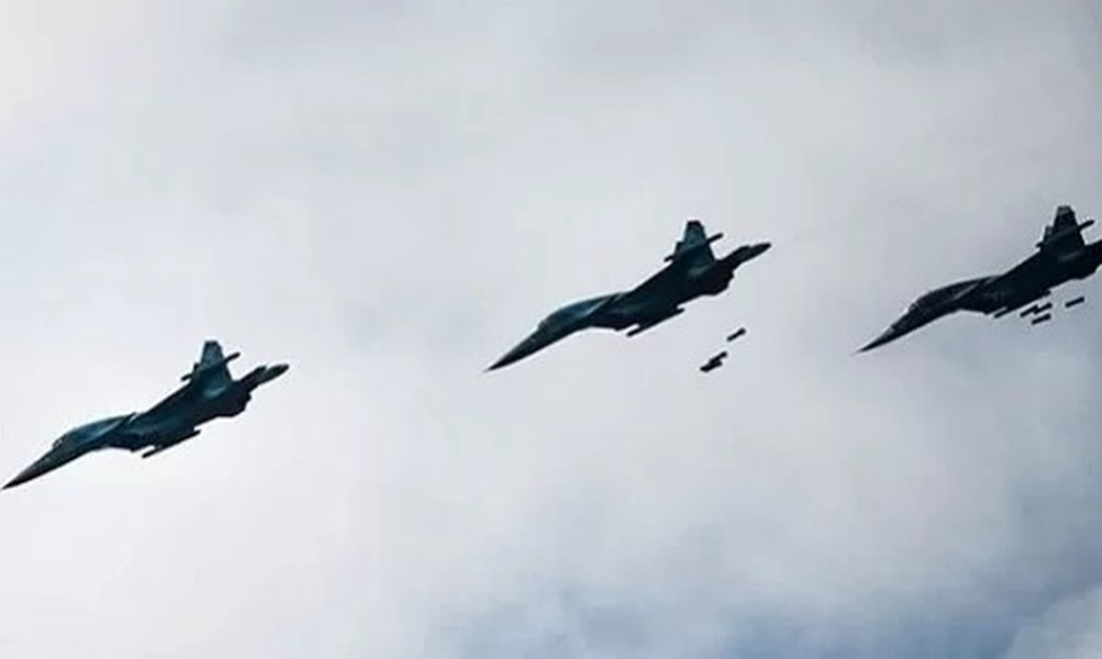 [ẢNH] Chiến đấu cơ Nga bất ngờ ném bom dữ dội phiến quân sát biên giới Thổ Nhĩ Kỳ