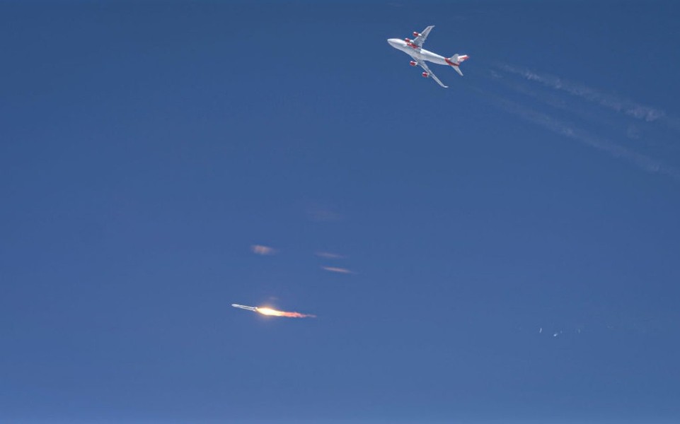 [ẢNH] Tên lửa vũ trụ triển khai từ máy bay vận tải của Mỹ nổ tung ngay sau khi phóng
