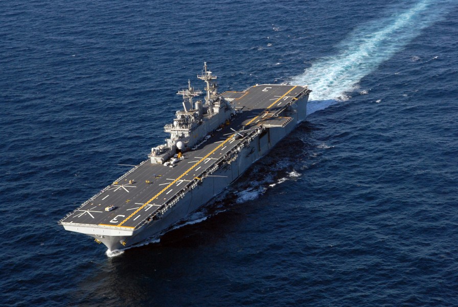 [ẢNH] Hai tàu đổ bộ khổng lồ  của hải quân Mỹ liên tiếp bốc cháy