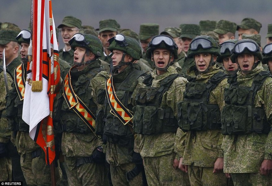 [ẢNH] Xe tăng Nga áp sát biên giới khi Belarus cảnh báo chiến tranh