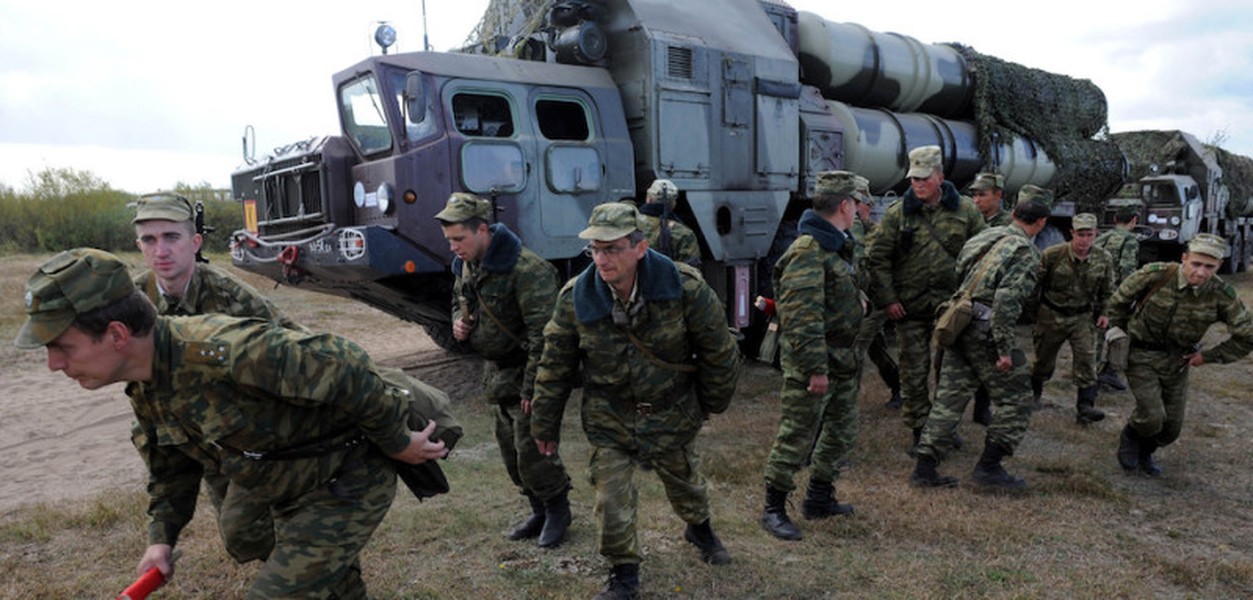 [ẢNH] Xe tăng Nga áp sát biên giới khi Belarus cảnh báo chiến tranh