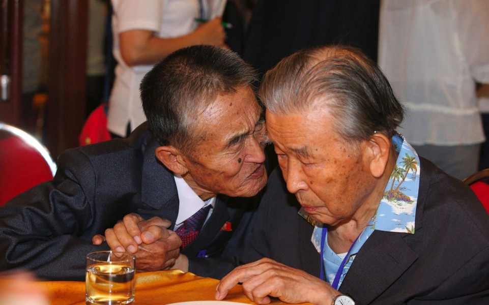 [ẢNH] Đẫm nước mắt ngày đoàn tụ các gia đình ly tán do chiến tranh Triều Tiên sau 69 năm