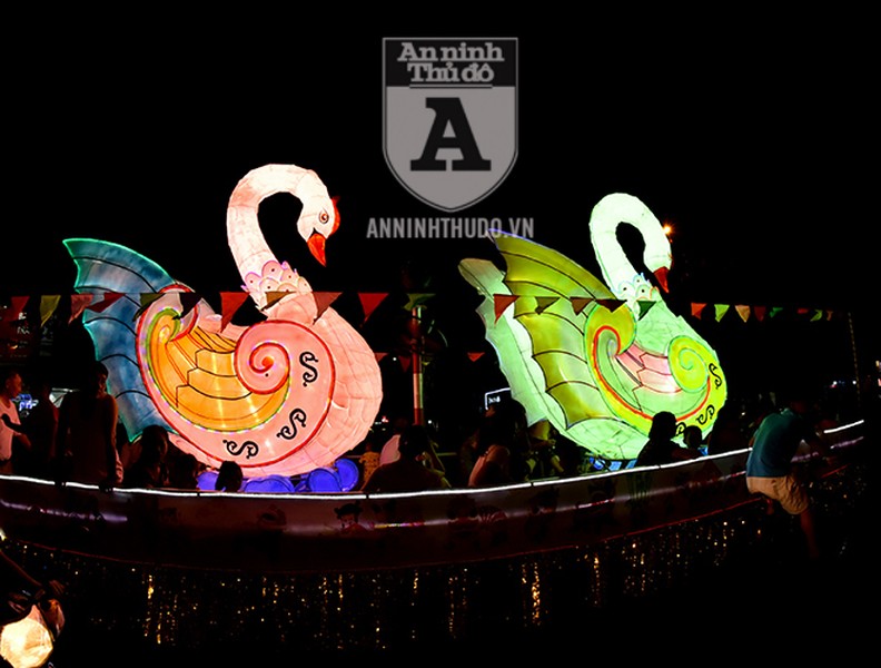[ẢNH] Mãn nhãn với lễ hội đèn Trung thu khổng lồ đầy màu sắc tại Tuyên Quang