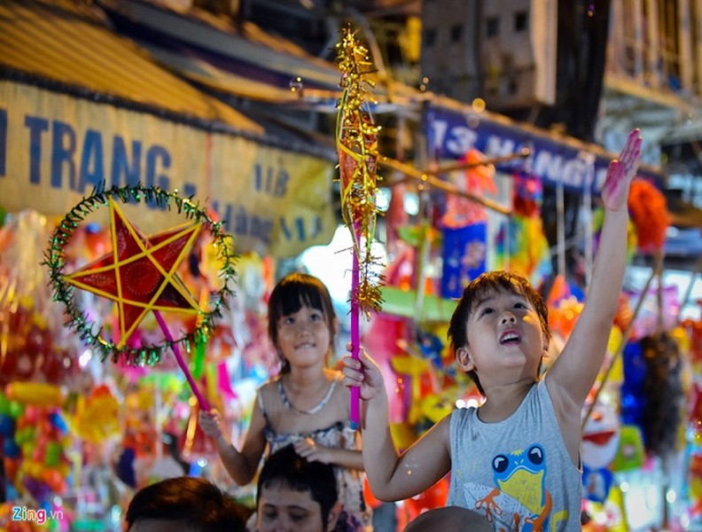 Tổng hợp hình ảnh vui chơi Trung Thu ấn tượng của người dân châu Á