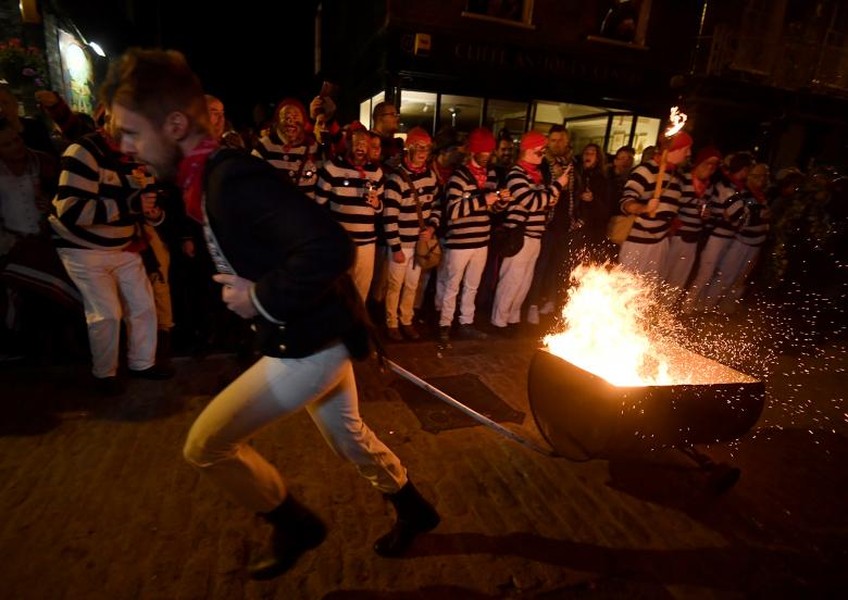 [ẢNH] Những khoảnh khắc ấn tượng trong lễ hội lửa Bonfire Night tại Anh