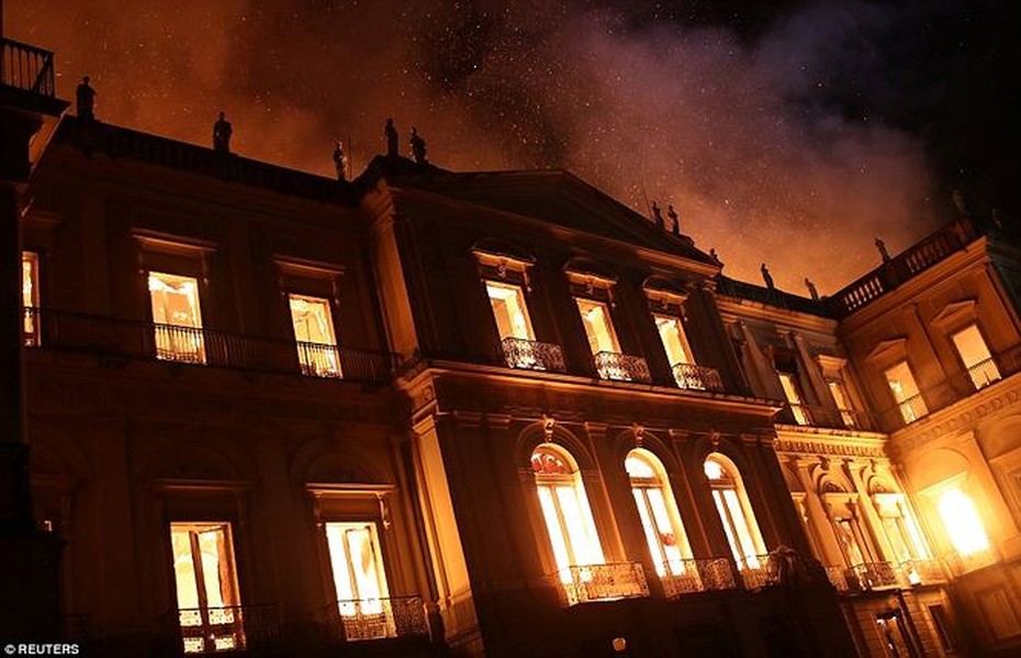 [ẢNH] Những công trình kiến trúc nổi tiếng thế giới từng chìm trong biển lửa