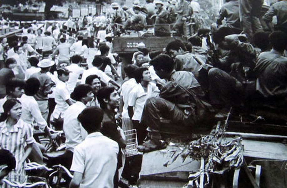 [ẢNH] Những hình ảnh khó quên trong ngày giải phóng miền Nam, thống nhất đất nước năm 1975