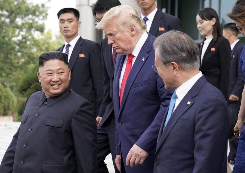 [ẢNH] Hình ảnh đáng nhớ của Tổng thống Mỹ và Chủ tịch Triều Tiên trong cuộc gặp lịch sử tại khu phi quân sự