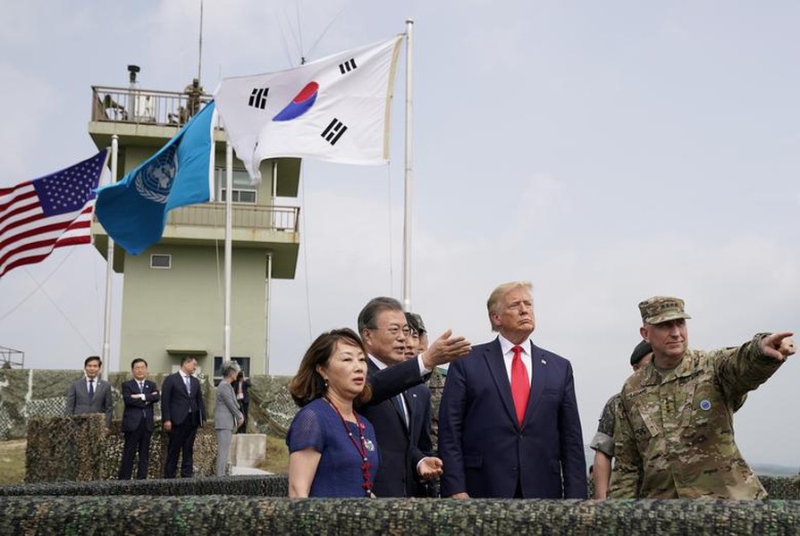 [ẢNH] Hình ảnh đáng nhớ của Tổng thống Mỹ và Chủ tịch Triều Tiên trong cuộc gặp lịch sử tại khu phi quân sự