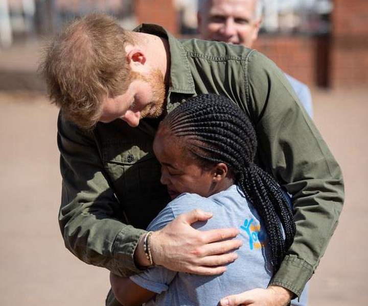 [ẢNH] Hoàng tử Harry tiếp nối hình ảnh công nương Diana trong chuyến thăm miền Nam châu Phi