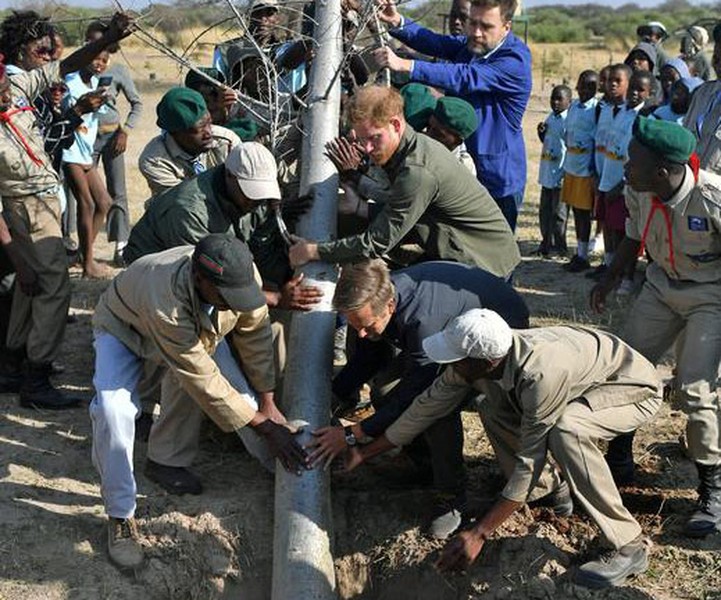 [ẢNH] Hoàng tử Harry tiếp nối hình ảnh công nương Diana trong chuyến thăm miền Nam châu Phi