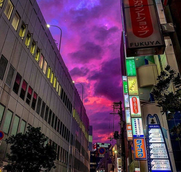 Với hình ảnh của siêu bão Nhật Bản và bầu trời màu tím đậm, chúng tôi mong muốn mang đến cho bạn những khoảnh khắc đầy kỳ vị và cảm hứng. Hãy tìm hiểu những điều kì diệu mà thiên nhiên Nhật Bản mang lại cho chúng ta.