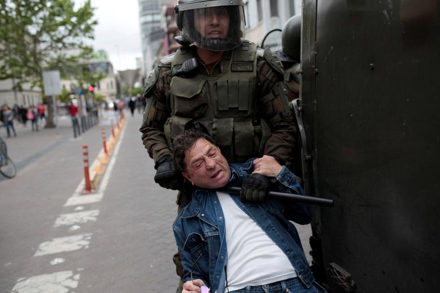 [ẢNH] Bạo lực leo thang, nhiều thành phố ở Chile chìm trong 
