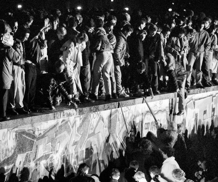 [ẢNH] Nhìn lại những hình ảnh ngày Bức tường Berlin cách đây 30 năm