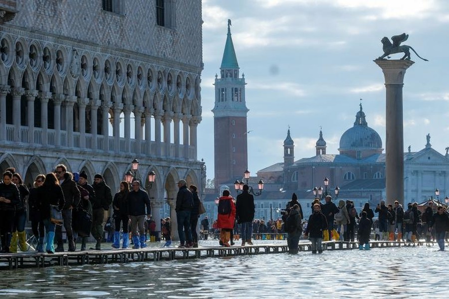 [ẢNH] Ngập lụt kỷ lục, người dân thành phố Venice vẫn vui vẻ chụp ảnh