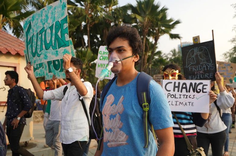 [ẢNH] Sinh viên nhiều nơi trên thế giới đồng loạt xuống đường vì môi trường vào ngày Black Friday