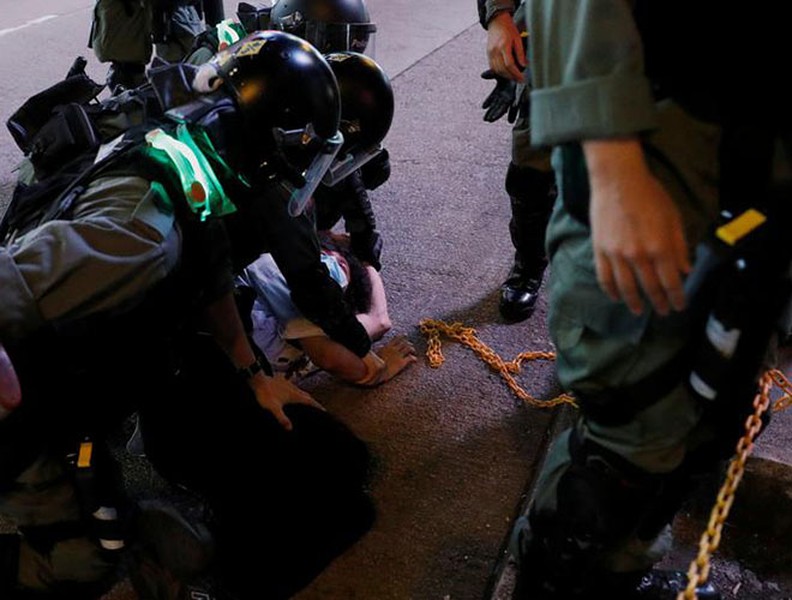 [ẢNH] Vừa nới lỏng lệnh giãn cách xã hội, Hồng Kông tiếp tục hỗn loạn do biểu tình