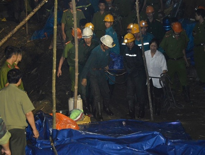 Nghẹt thở theo dõi những cuộc giải cứu công nhân bị mắc kẹt vì sập hầm mỏ