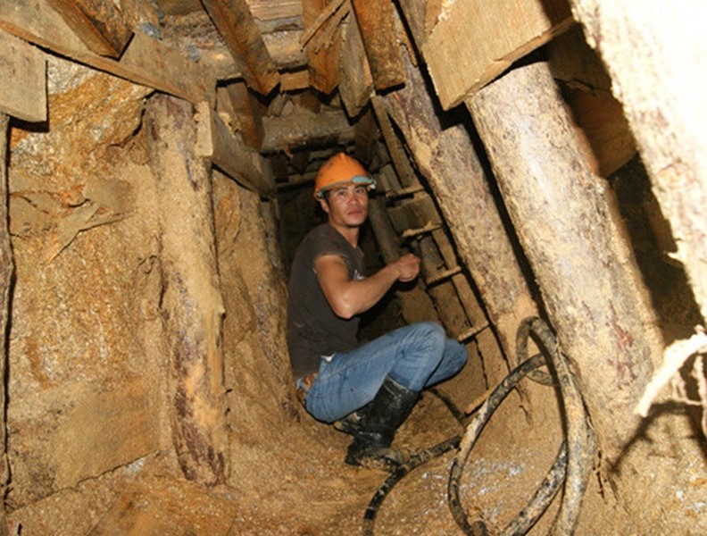 Nghẹt thở theo dõi những cuộc giải cứu công nhân bị mắc kẹt vì sập hầm mỏ