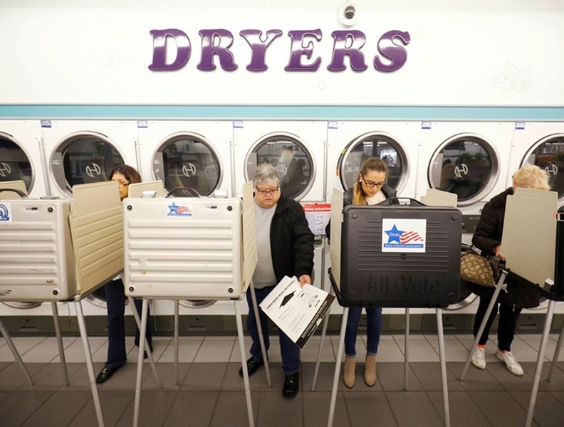 Hơn 30 triệu cử tri trên khắp nước Mỹ xếp hàng tham gia cuộc bầu cử giữa kỳ
