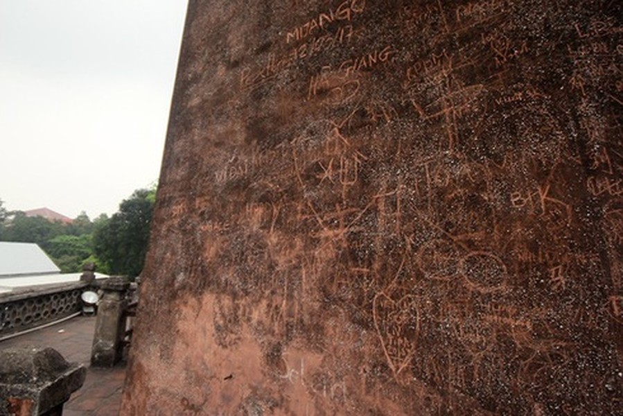 Xót xa hình ảnh nhiều di tích lịch sử ở Hà Nội bị khắc chữ, vẽ bậy lem nhem