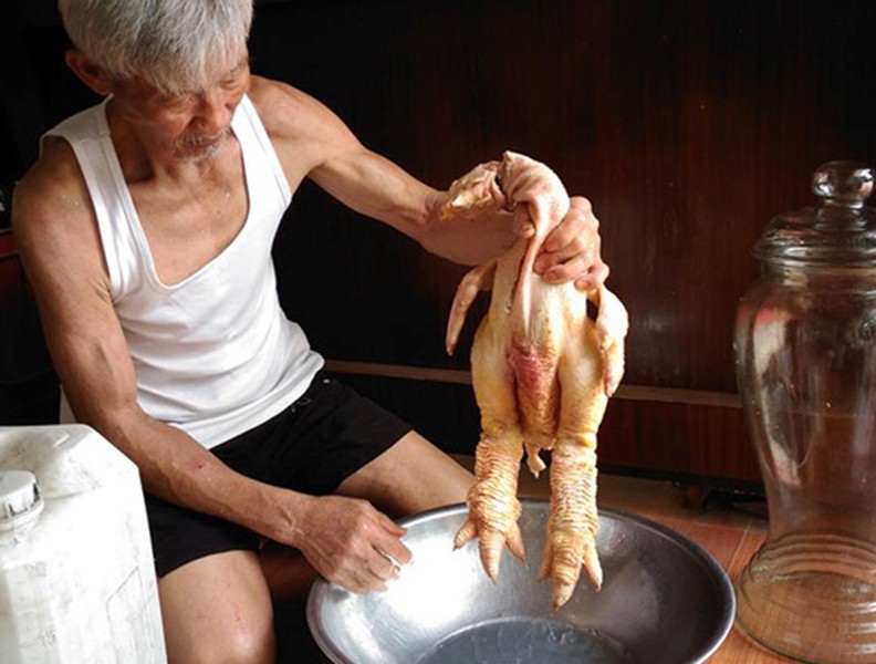 Độc đáo thú chơi Gà Đông Tảo mới: Chân gà ngâm rượu