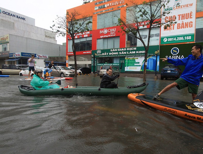 [ẢNH] Bi hài cảnh tượng: Đua thuyền, giăng lưới bắt cá ngay giữa thành phố Đà Nẵng