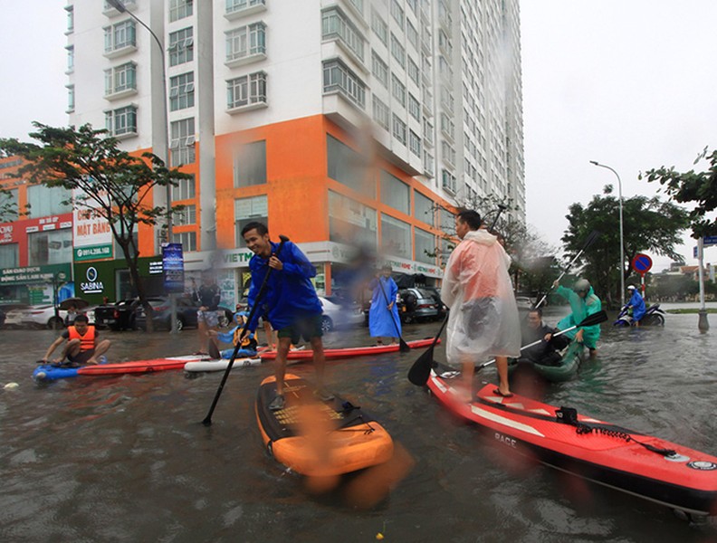 [ẢNH] Bi hài cảnh tượng: Đua thuyền, giăng lưới bắt cá ngay giữa thành phố Đà Nẵng