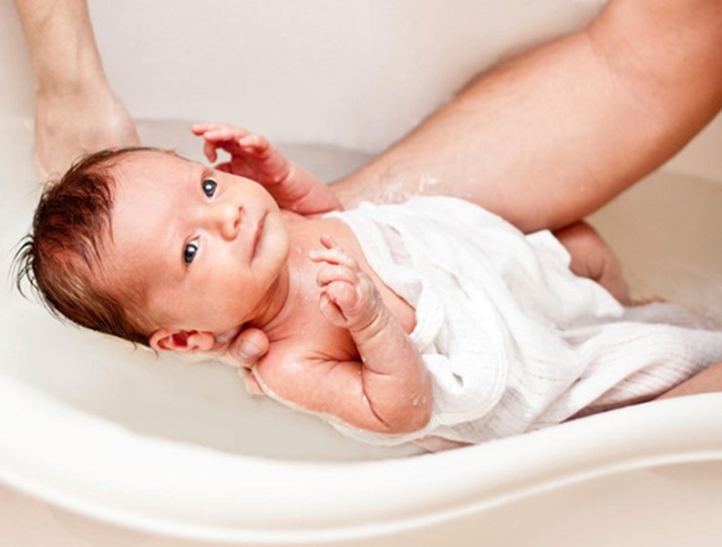 Khéo léo học tắm đúng cách cho trẻ sơ sinh trong mùa đông