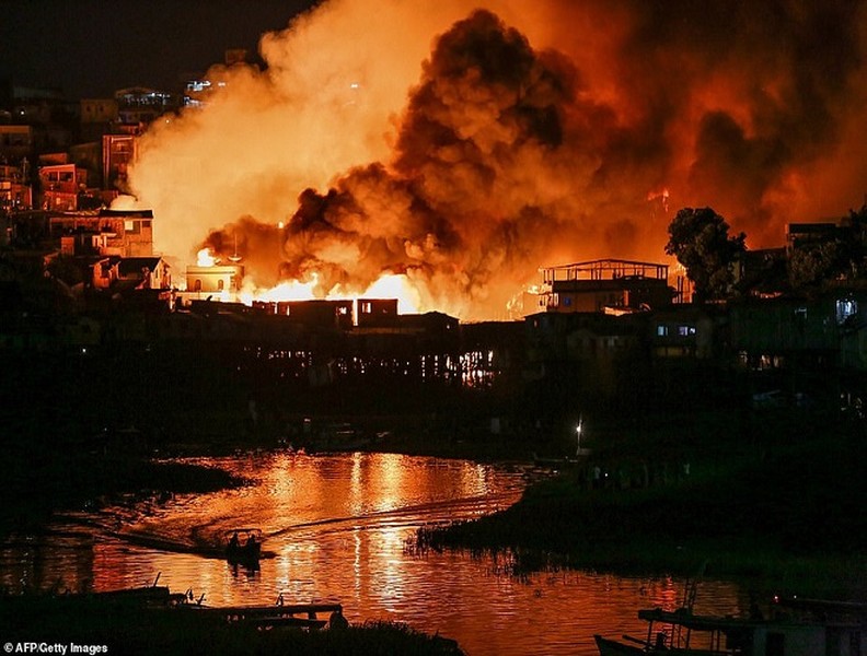 Kinh hoàng 600 ngôi nhà chìm trong biển lửa ở Brazil