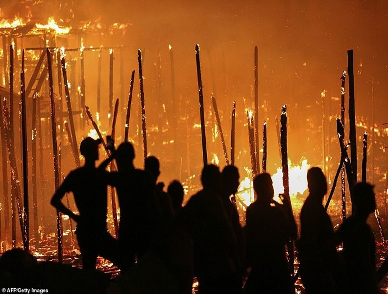 Kinh hoàng 600 ngôi nhà chìm trong biển lửa ở Brazil