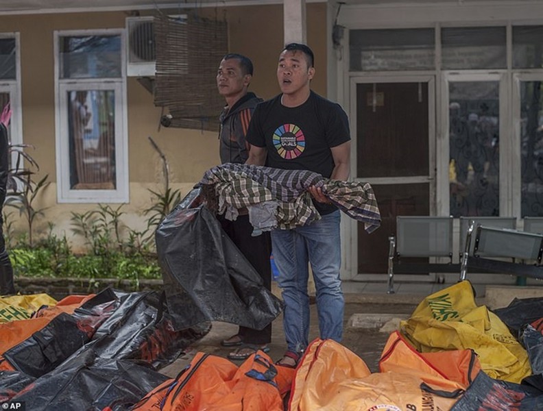[Ảnh] Người dân Indonesia nén đau thương tìm thi thể nạn nhân thiệt mạng vì sóng thần