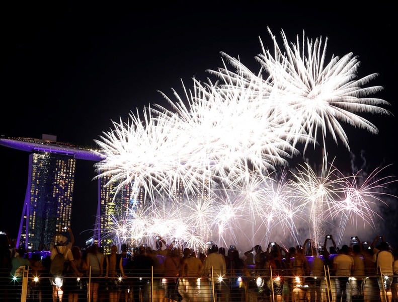 [ẢNH] Đại tiệc pháo hoa rợp trời chào đón năm mới 2019 ở Việt Nam và trên thế giới