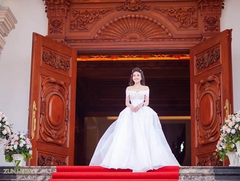Cô dâu đeo vàng trĩu cổ trong đám cưới sang chảnh bậc nhất Nam Định