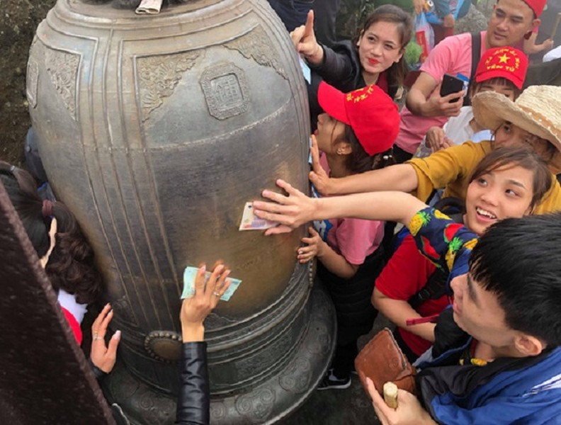 Đông vui lễ hội khai xuân Yên Tử 2019