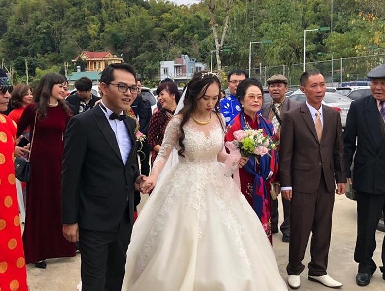 NSND Trung Hiếu hạnh phúc bên cô dâu 9X trong lễ cưới ở Thái Bình
