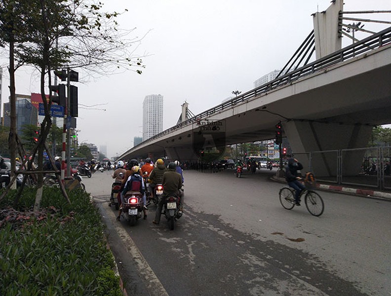 [ẢNH] Hà Nội mưa phùn, người dân di chuyển khó khăn trên hai tuyến đường dự kiến cấm xe máy