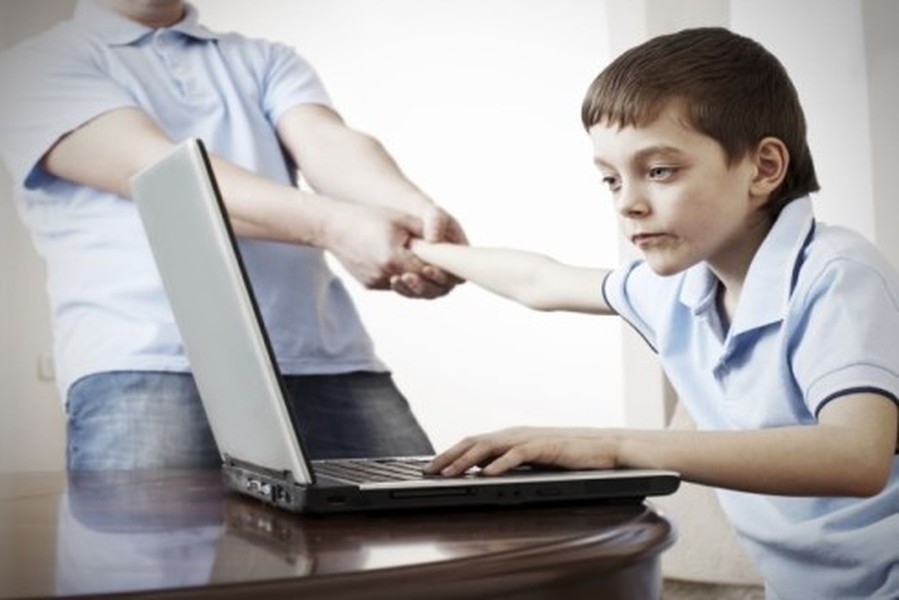 Những nguy hại không ngờ từ việc trẻ tiếp xúc với Internet quá sớm