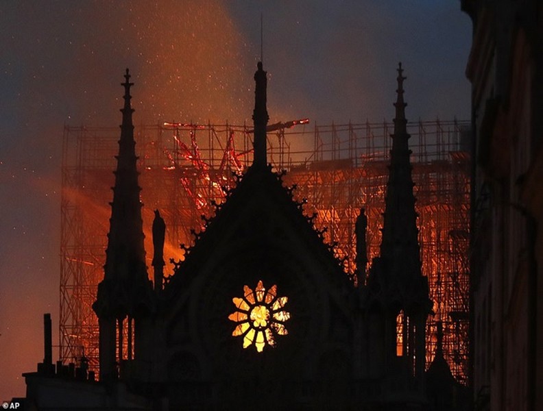 Người dân Paris quỳ gối cầu nguyện trước cảnh nhà thờ Đức Bà bị lửa thiêu rụi
